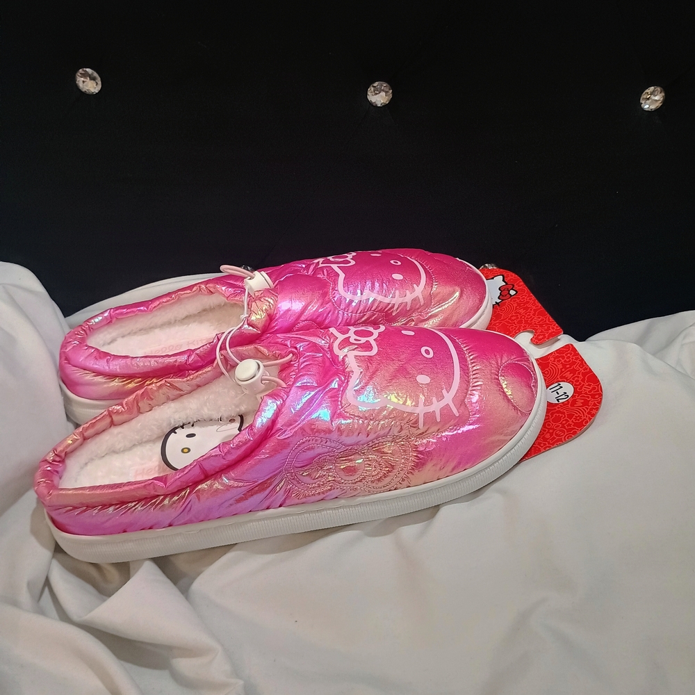 New Hello Kitty Metallic Pink Indoor/Outdoor  Slippers Size 11/12 - Picture 3 of 5